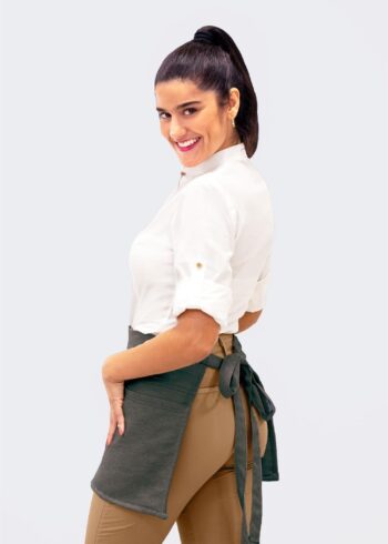 Delantal corto , dos bolsillos laterales de gran amplitud